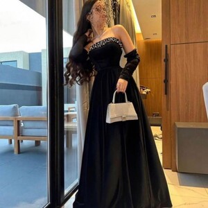 فستان اسود مخمل مع اكمام