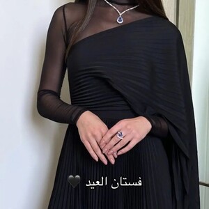 فستان منى زكي