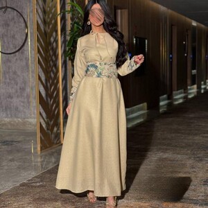 فستان "بيور لويس" – بتصميم الطبقات المزدوجة ودانتيل الـ Eyelet الناعم