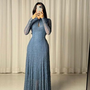 فستان "سكاي" المنسدل – باللون الأزرق السماوي وكسرات البليسيه الفنية