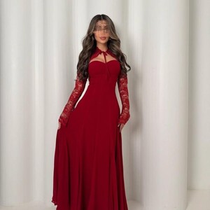 فستان "سكارليت" الأحمر – كريب سترتش بياقة قلب وأكمام دانتيل