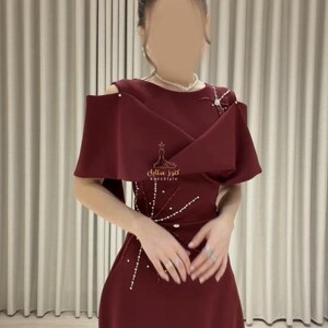 فستان سهرة "سيليستيال" بياقة درابيه وتطريز إشعاعي مرصع