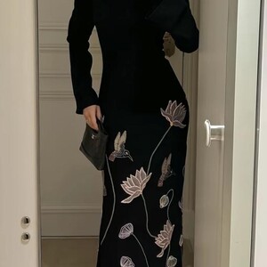 فستان "سيرين" أسود طويل بياقة عالية وتطريز أزهار اللوتس والطيور