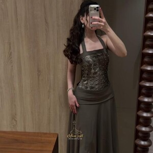 فستان سهرة زيتي بياقة "رسن" وتصميم كورسيه منسوج ومزين باللؤلؤ
