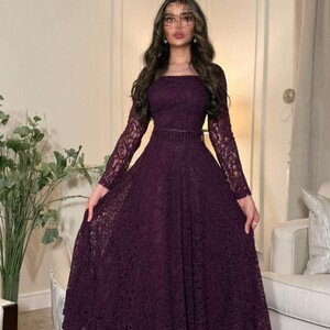 فستان ميدي من الدانتيل البنفسجي الداكن